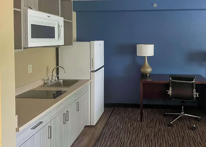 Suburban Elk Grove Hotel 4*